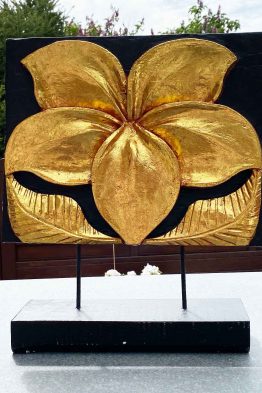 Vollholz-Blume-Gold-Sockel